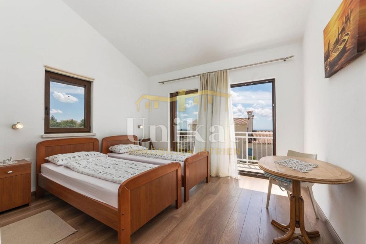 Casa con piscina e vista mare